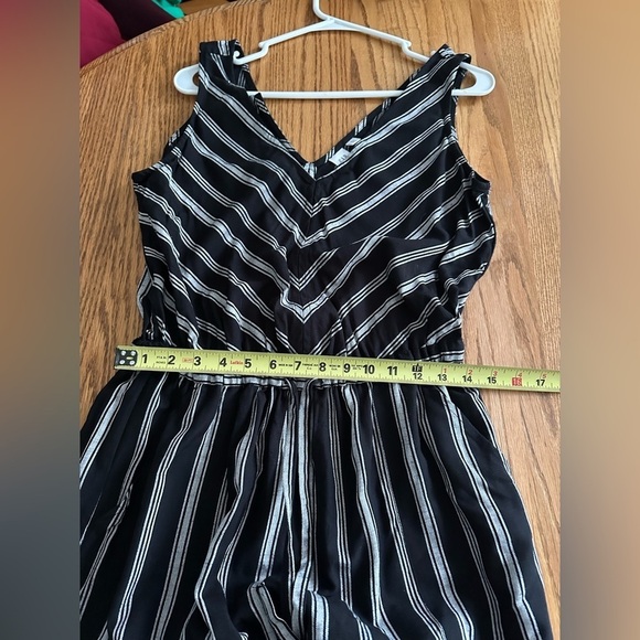 GAP Chevron Print V-Neck Wide-Leg Capri Romper Black & White Striped Size S Tall - Picture 12 of 14
